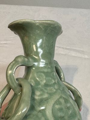 A Chinese Longquan celadon 'shou' vase with handles, Ming — photo 7