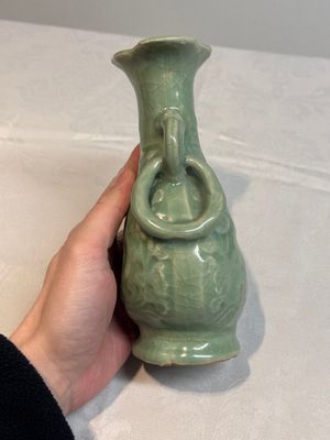 A Chinese Longquan celadon 'shou' vase with handles, Ming — photo 8