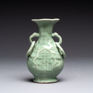 A Chinese Longquan celadon 'shou' vase with handles, Ming — photo 1