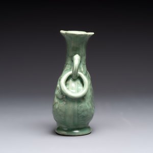 A Chinese Longquan celadon 'shou' vase with handles, Ming — photo 2