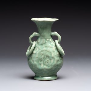 A Chinese Longquan celadon 'shou' vase with handles, Ming — photo 3