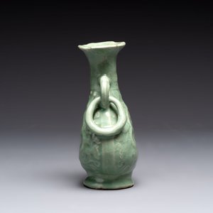 A Chinese Longquan celadon 'shou' vase with handles, Ming — photo 4