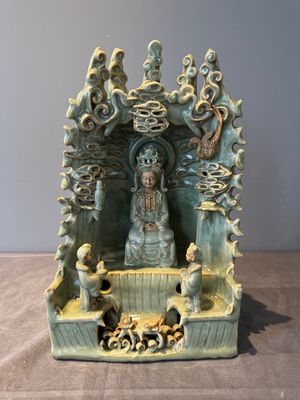 A Chinese Longquan celadon shrine of Guanyin, Ming or later — 照片 1