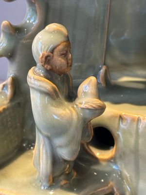 A Chinese Longquan celadon shrine of Guanyin, Ming or later — 照片 11