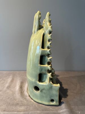 A Chinese Longquan celadon shrine of Guanyin, Ming or later — 照片 2