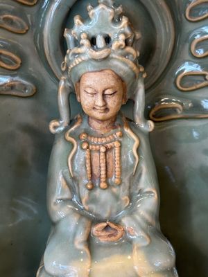 A Chinese Longquan celadon shrine of Guanyin, Ming or later — 照片 5