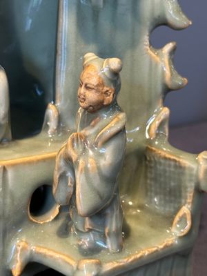 A Chinese Longquan celadon shrine of Guanyin, Ming or later — 照片 9