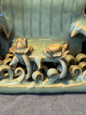 A Chinese Longquan celadon shrine of Guanyin, Ming or later — 照片 10