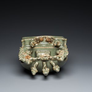 A Chinese Longquan celadon shrine of Guanyin, probably Ming — photo 6
