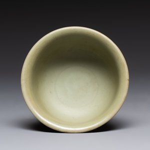 A Chinese Longquan celadon stem cup, Yuan/Ming — photo 4