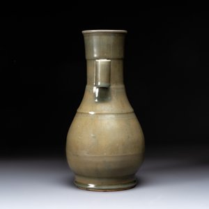 A Chinese Longquan celadon 'touhu' vase, Song/Yuan — photo 2