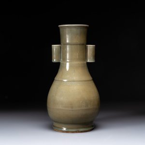A Chinese Longquan celadon 'touhu' vase, Song/Yuan — photo 3
