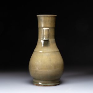 A Chinese Longquan celadon 'touhu' vase, Song/Yuan — photo 4