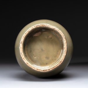 A Chinese Longquan celadon 'touhu' vase, Song/Yuan — photo 6