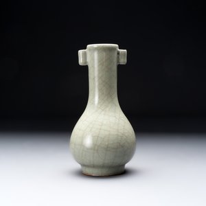 A Chinese Longquan celadon 'touhu' vase, Song/Yuan — photo 3