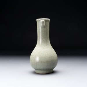 A Chinese Longquan celadon 'touhu' vase, Song/Yuan — photo 4