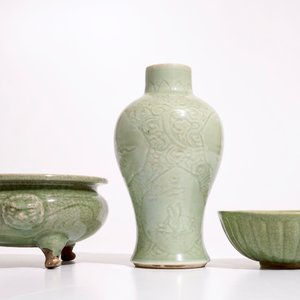 A Chinese Longquan celadon tripod censer, an underglaze-decorated vase and a bowl, Ming and later — 照片 3