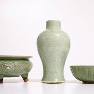 A Chinese Longquan celadon tripod censer, an underglaze-decorated vase and a bowl, Ming and later — 照片 5