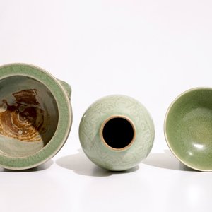 A Chinese Longquan celadon tripod censer, an underglaze-decorated vase and a bowl, Ming and later — 照片 6