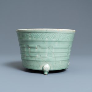 A Chinese Longquan celadon tripod censer, Ming — 照片 4