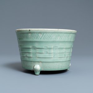A Chinese Longquan celadon tripod censer, Ming — 照片 5