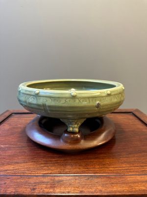 A Chinese Longquan celadon tripod censer on wooden stand, Yuan/Ming — 照片 1