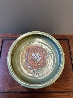 A Chinese Longquan celadon tripod censer on wooden stand, Yuan/Ming — 照片 4