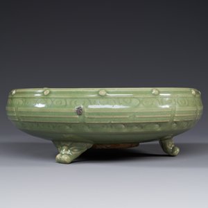 A Chinese Longquan celadon tripod censer on wooden stand, Yuan/Ming — 照片 5