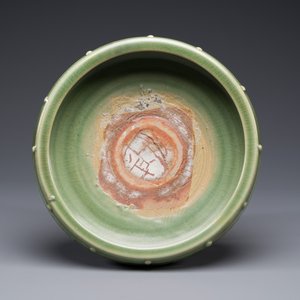 A Chinese Longquan celadon tripod censer on wooden stand, Yuan/Ming — 照片 6
