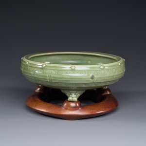 A Chinese Longquan celadon tripod censer on wooden stand, Yuan/Ming — 照片 8