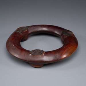 A Chinese Longquan celadon tripod censer on wooden stand, Yuan/Ming — 照片 10