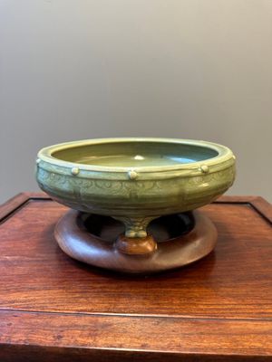 A Chinese Longquan celadon tripod censer on wooden stand, Yuan/Ming — 照片 3
