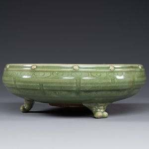 A Chinese Longquan celadon tripod censer on wooden stand, Yuan/Ming — 照片 3