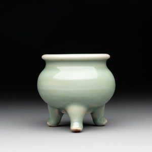 A Chinese Longquan celadon tripod censer, Song — photo 2