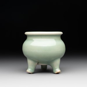 A Chinese Longquan celadon tripod censer, Song — photo 3