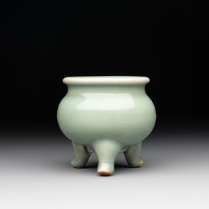A Chinese Longquan celadon tripod censer, Song — photo 4