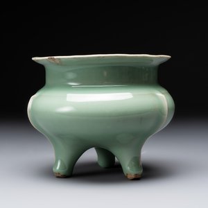 A Chinese Longquan celadon tripod censer, Southern Song — 照片 1