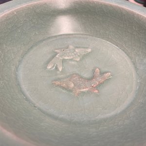 A Chinese Longquan celadon 'twin fish' dish, Song — 照片 3