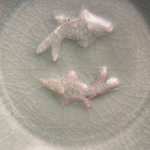 A Chinese Longquan celadon 'twin fish' dish, Song — 照片 8