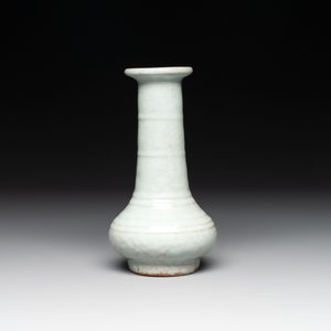 A Chinese Longquan celadon vase, possibly Yuan/Ming — photo 3