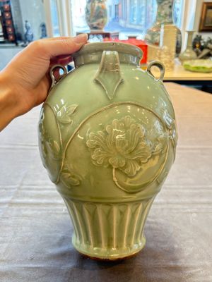 A Chinese Longquan celadon vase with floral design, Ming — photo 1