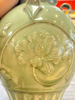 A Chinese Longquan celadon vase with floral design, Ming — photo 7