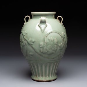 A Chinese Longquan celadon vase with floral design, Ming — photo 1