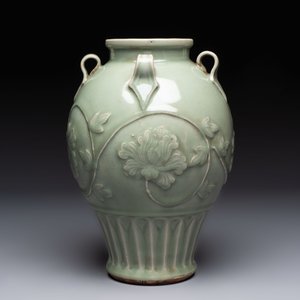 A Chinese Longquan celadon vase with floral design, Ming — photo 2