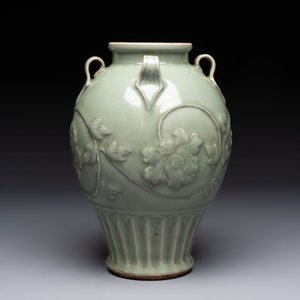 A Chinese Longquan celadon vase with floral design, Ming — photo 3