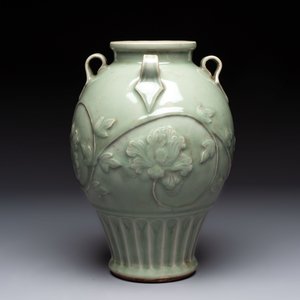A Chinese Longquan celadon vase with floral design, Ming — photo 4
