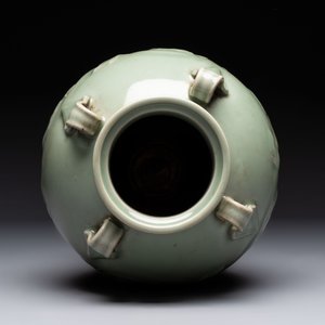 A Chinese Longquan celadon vase with floral design, Ming — photo 5