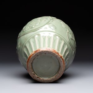 A Chinese Longquan celadon vase with floral design, Ming — photo 6