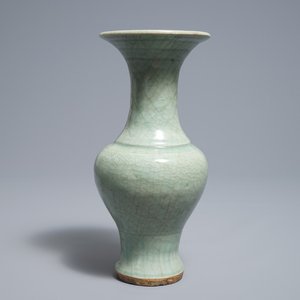 A Chinese Longquan celadon vase with incised design, Ming — 照片 1