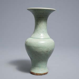 A Chinese Longquan celadon vase with incised design, Ming — 照片 2